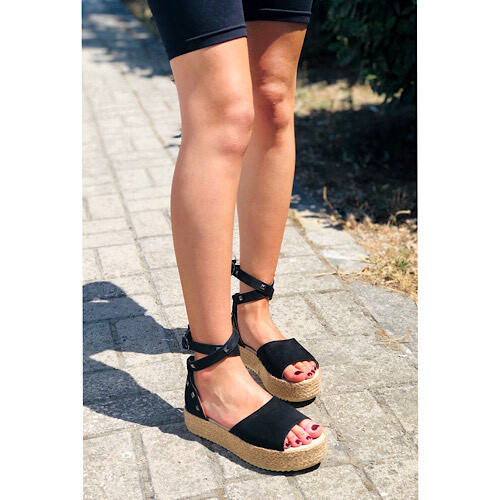 Siyah Zımbalı Hasır Sandalet 